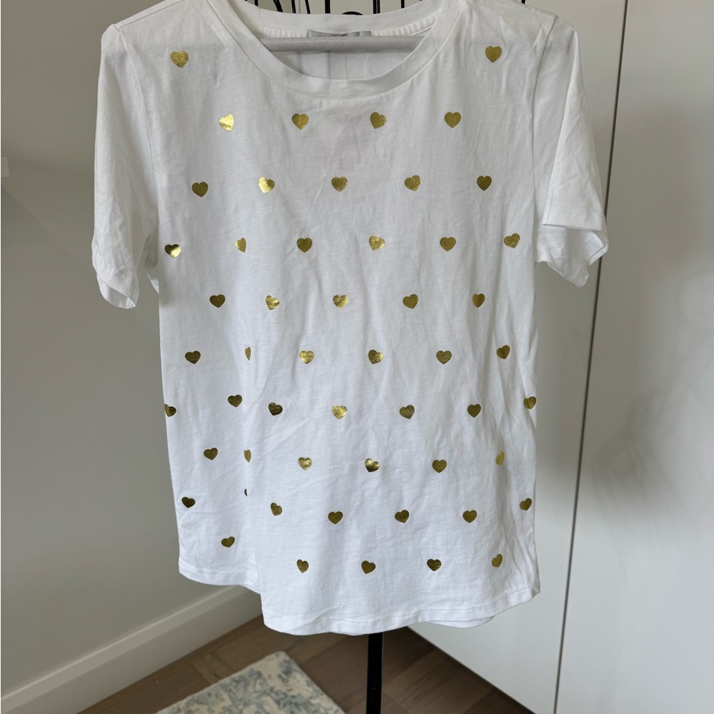 Evereve Gold and White Short Sleeve Tee with Heart Pattern